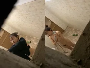 Quay lén người yêu vú ngon tắm, khe âm đạo chảy nước ròng ròng
