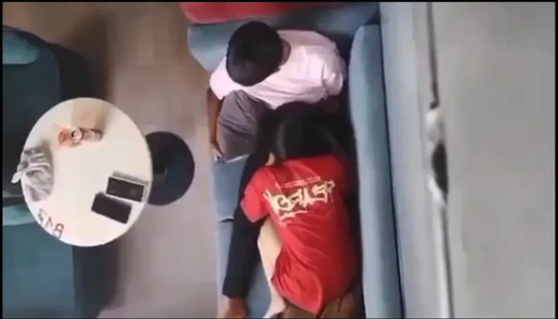 Quay lén em gái liếm mút cho ghệ nơi công cộng